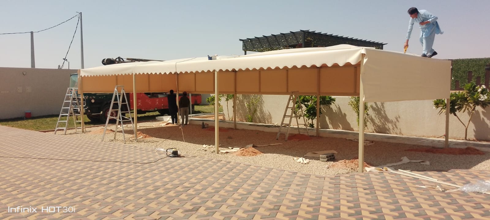 تركيب مظلة سيارات كبيرة